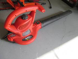 lot 119 image: Black & Decker Leaf Hog BlowerVac