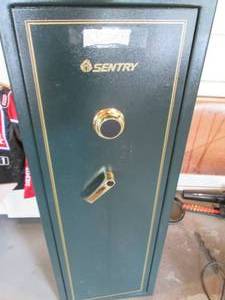 lot 142 image: Sentry Gun Safe...
