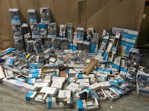 PALLET WITH MOEN BATHROOM ACCESSARIES NOT USED BUT SOME MAY HAVE MISSING PCS