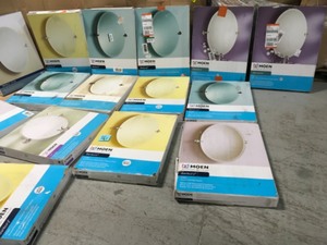 Pallet with Moen Mirrors diferents conditions original costumers returns