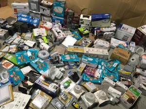 Mix pallet with assorted indoor supplies and small appliances See pics