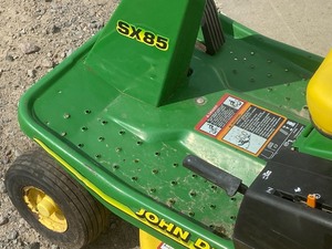 lot 7 image: John Deere SX85 Rider Mower