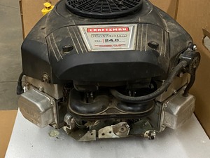 lot 19 image: Briggs & Stratton 724cc Lawn Mower Engine