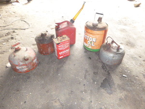 lot 38 image: 6 Gas Cans