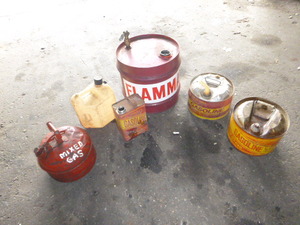 lot 39 image: 6 Gas Cans