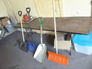 lot 69 image: Shovels
