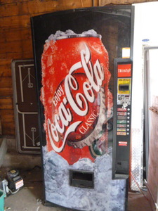 lot 3 image: Coca-Cola Pop Machine