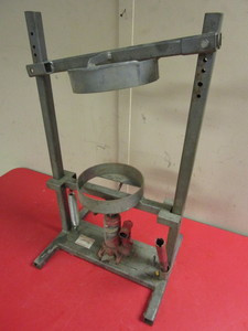 lot 421 image: RACING GO-KART TIRE HYDRAULIC BEAD BREAKER