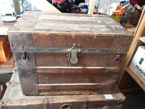Vintage Steamer Trunk With Insert 26x15x20