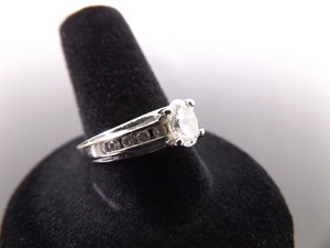 lot 55 image: 14k White Gold Crystal Ring Size 9