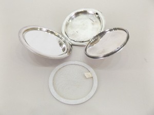 lot 67 image: Large Antique .950 Sterling Silver Etched Ladys Makeup Compact