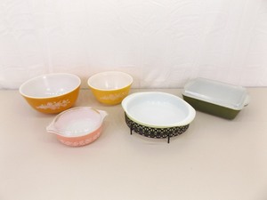 lot 88 image: Lot of Vintage Pyrex Glass Baking Bowls etc.