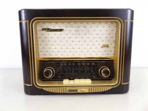 lot 96 image: WORKING Newer Grundig Classic International #960 Stortwave Radio