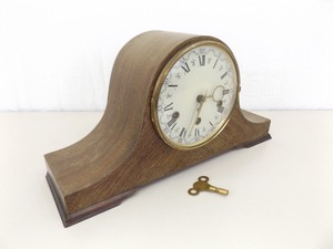 lot 93 image: Antique 1930s Wood Mantle Clock