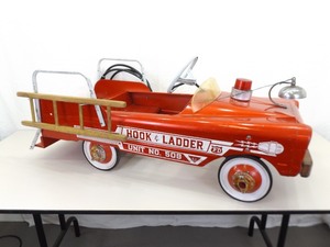 lot 1 image: Vintage 1950s Hook and Ladder Firetruck Metal Pedal Car