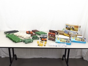 lot 44 image: Large Lot of HO Train Cars, Parts, etc.