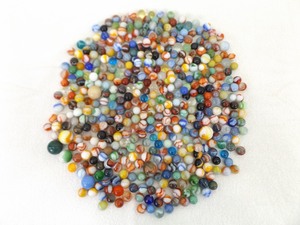 lot 46 image: Lot of Vintage and Antique Marbles