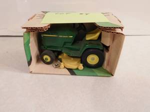 John Deere Lawn & Garden Tractor 116 Scale