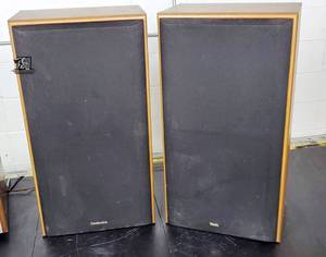 lot 318 image: Technics Speaker system