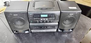 lot 319 image: Vintage Sony CFD-565 Boombox
