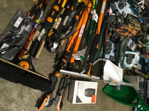 lot 39 image: ASSORTED PALLET WITH MIX OUTDOOR TOOLS SEE PICS