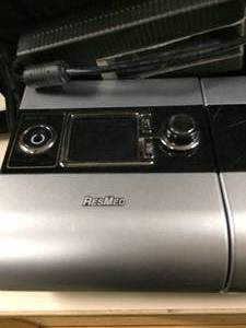 lot 10 image: MSRP $1000&nbspResMed S9 AutoSet wH5i Humidifier&nbspCPAP and BiPAP Machine&nbspWITH SD CARD & CARRIER BAG - GOOD WORKING CONDITION