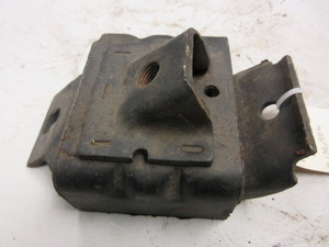 lot 533 image: 1940 BUICK RIGHT MOTOR MOUNT