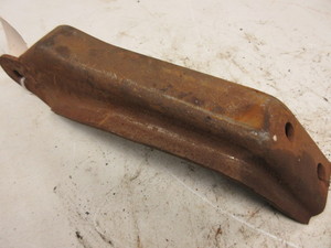 lot 539 image: 1940 BUICK REAR AXLE RADIUS ROD BRACKET