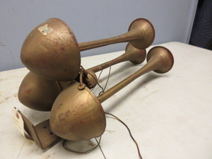 lot 558 image: ELECTRIC HORN SET