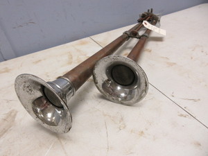 lot 559 image: TRICO VACUUM HORNS