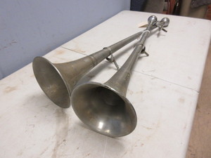 lot 560 image: BUELL TROMBONE AIR HORNS