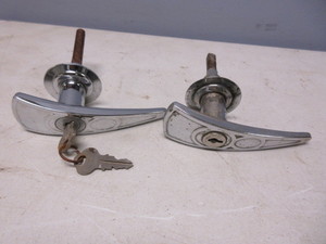 lot 610 image: 1937 FORD TRUNKS HANDLES