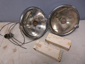 lot 625 image: PAIR OF TRIPPE SPEED LIGHTS  WMOUNTING BRACKETS AND SWITCH