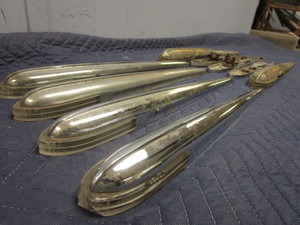 lot 626 image: 1940 BUICK FRONT FENDER LIGHTS, WITH THREE BASES
