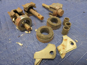 lot 639 image: 1932-1936 FORD V8 WATER PUMP REPAIR PARTS