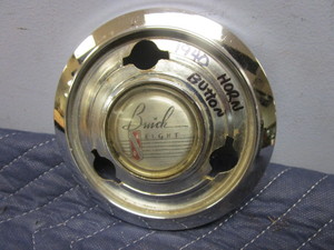 lot 661 image: 1940 BUICK HORN BUTTON