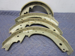 lot 663 image: 1940 BUICK BRAKE SHOES, 4050 SERIES - NEW OLD STOCK