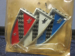 lot 672 image: 1960 BUICK GRILL EMBLEM