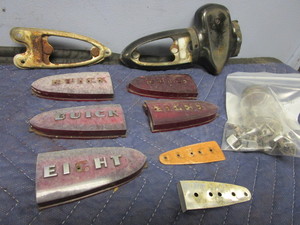 lot 679 image: 1940S BUICK EIGHT TURN SIGNAL LENSES AND LETTERS