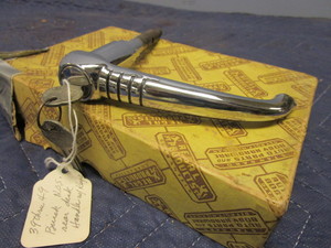 lot 687 image: 1939-1949 BUICK TRUNK HANDLE WITH KEYS, NEW OLD STOCK