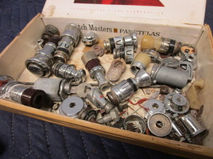 lot 689 image: ASSRTD. VINTAGE CAR RADIO KNOBS AND LIGHTERS
