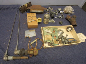 lot 694 image: ASSRTD. 1940S BUICK INTERIOR PARTS, ANTENNAES, THROTTLE KNOB, GEAR SHIFT KNOB, ASHTRAYS, MORE