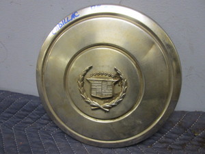 lot 794 image: CADILLAC HUBCAP