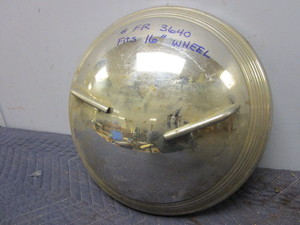 lot 797 image: VINTAGE HUBCAP, FITS 16 wheel