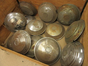 lot 798 image: 1939-1940 CADILLAC HUBCAPS