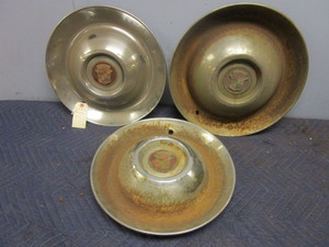 lot 802 image: 1947-1952 CADILLAC HUBCAPS