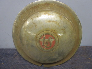 lot 803 image: 1939 LASALLE HUBCAP