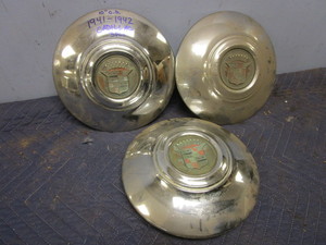 lot 805 image: 1941-1942 CADILLAC HUBCAPS