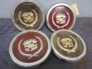 lot 809 image: 1986-1991 CADILLAC HUBCAP CAPS
