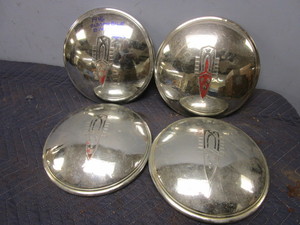 lot 810 image: 1946 OLDSMOBILE HUBCAPS